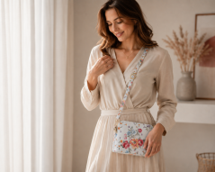 MaxFly Malá kožená crossbody kabelka 52321 bílá s květy