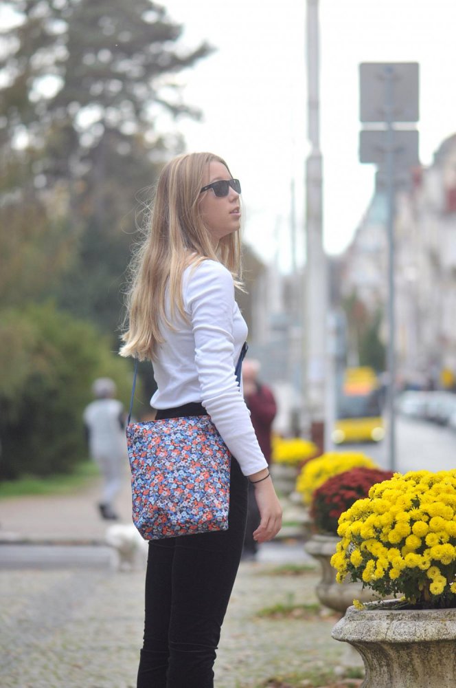 Levně Kabelka s květinovým vzorem modrá Shoulderbag S viola blue HY4091
